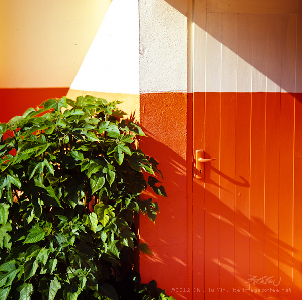 The orange wall / Le mur orange / 橙牆